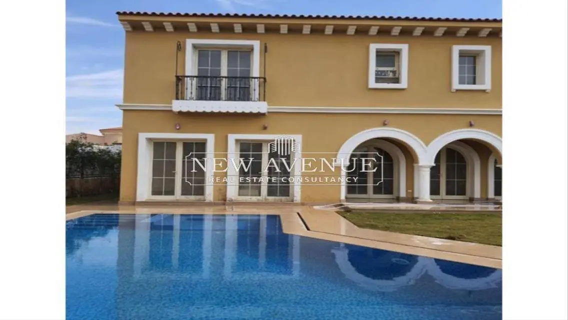 Luxury Apartment for Sale - 800 Square Meters with Balcony and Landmark View
