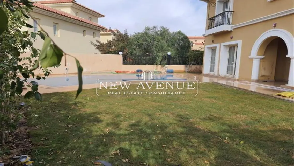 Luxury Apartment for Sale - 800 Square Meters with Balcony and Landmark View