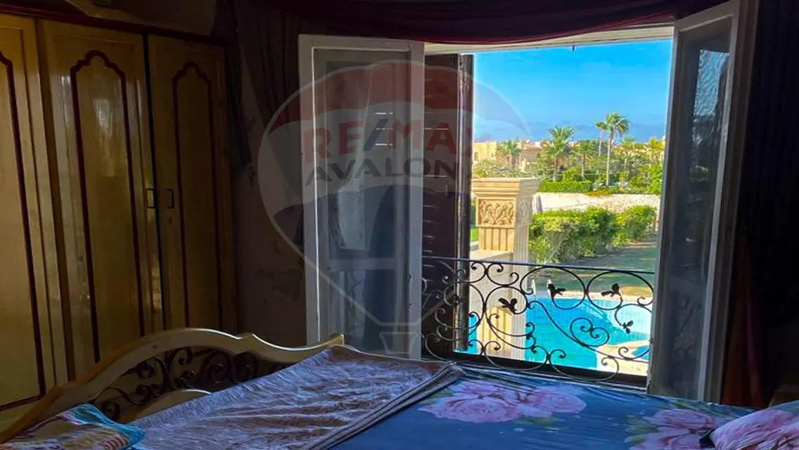فيلا فاخرة مكونة من 6 غرف مع مسبح خاص وحديقة