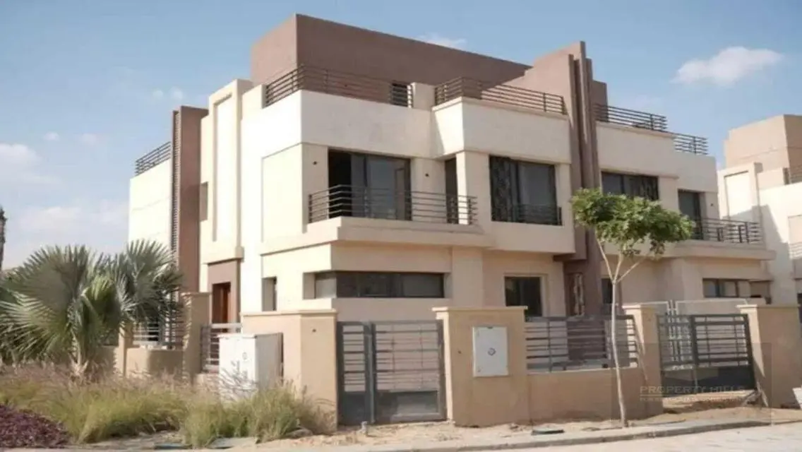 عقار فخم مع إطلالة على البحيرات