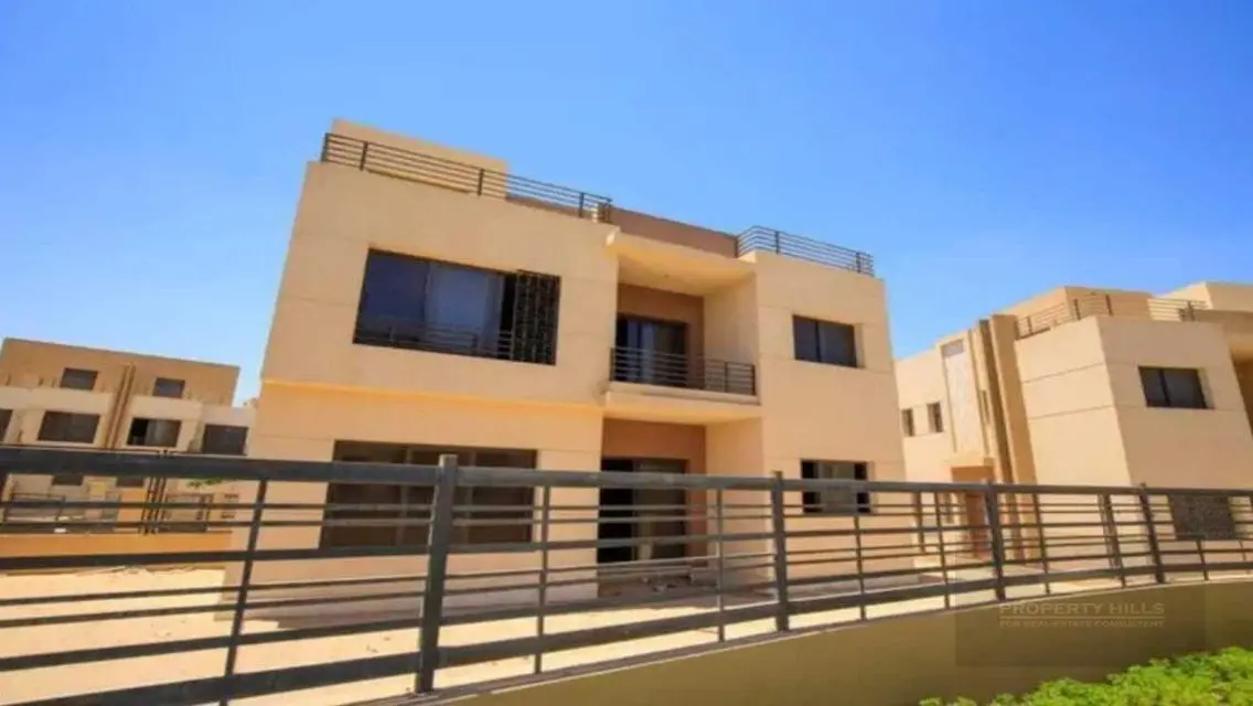 عقار فخم مع إطلالة على البحيرات