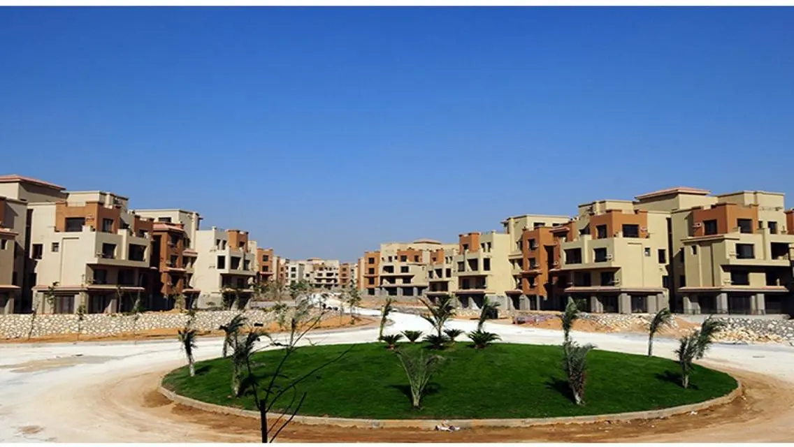 شقة فاخرة للبيع مع حديقة خاصة ومرافق مميزة