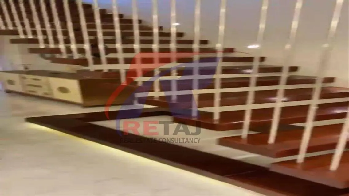 شقة فاخرة بمساحة كبيرة مع حمام سباحة خاص وحديقة