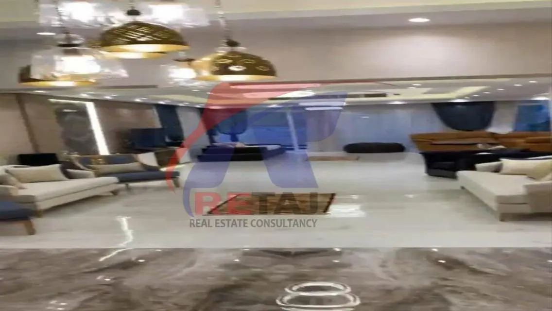 شقة فاخرة بمساحة كبيرة مع حمام سباحة خاص وحديقة