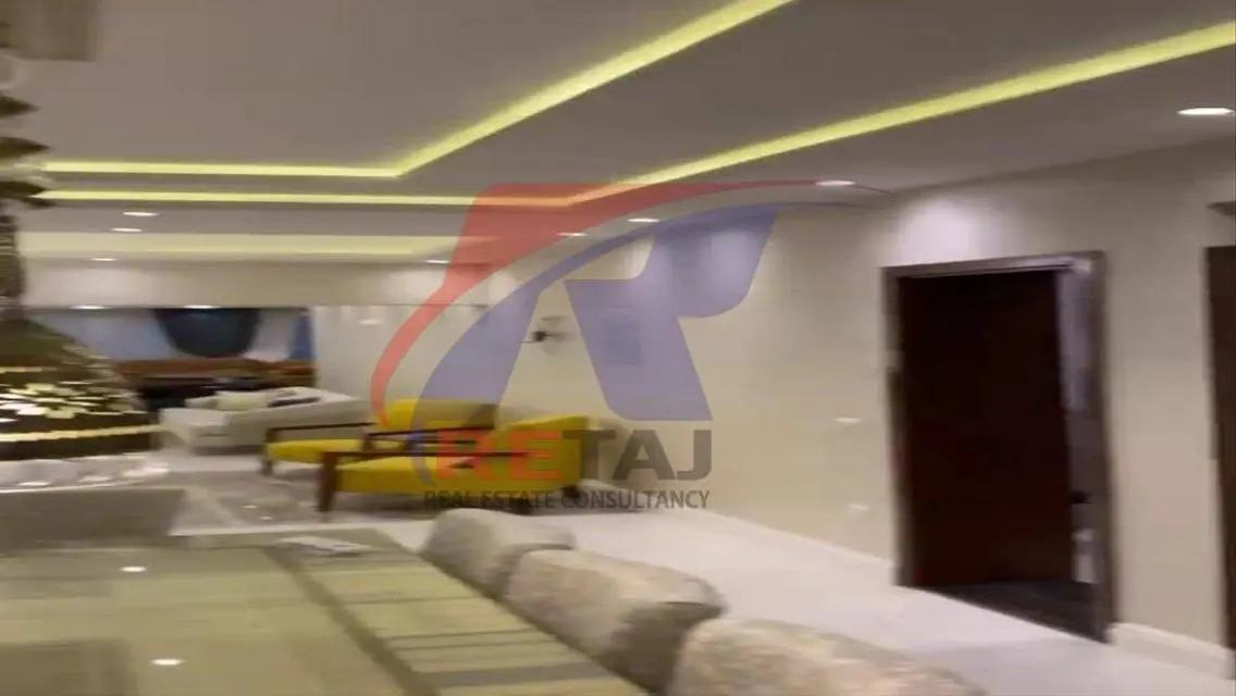 شقة فاخرة بمساحة كبيرة مع حمام سباحة خاص وحديقة