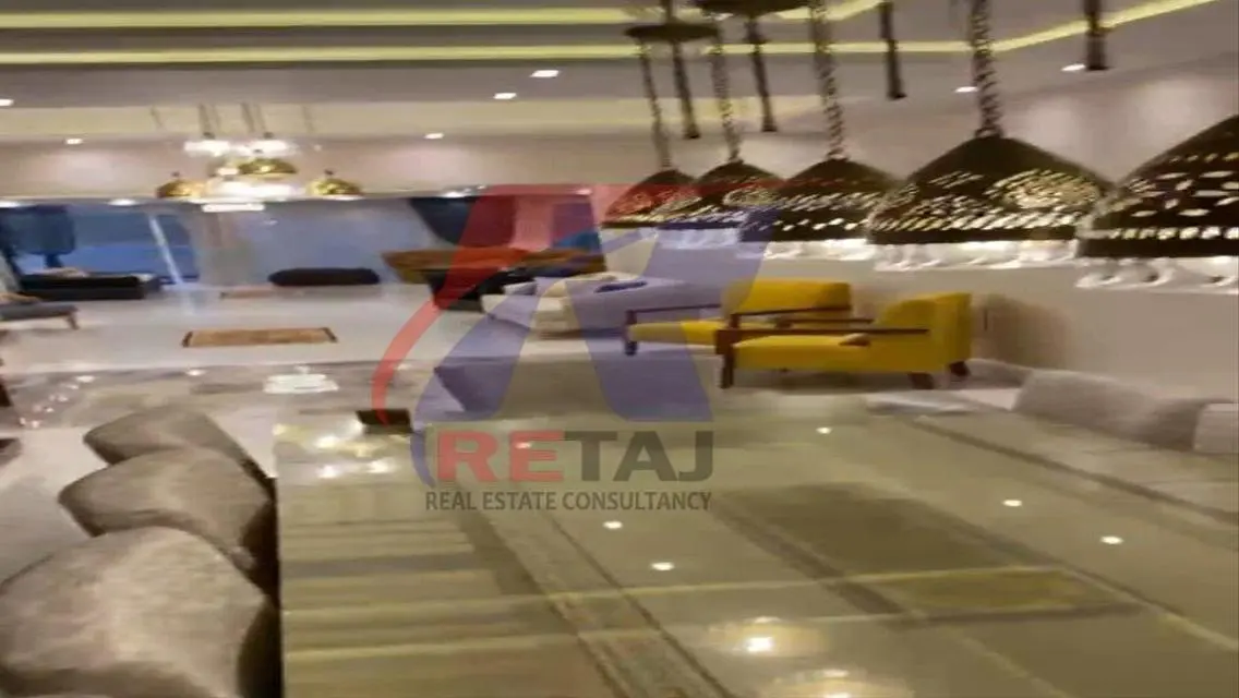 شقة فاخرة بمساحة كبيرة مع حمام سباحة خاص وحديقة