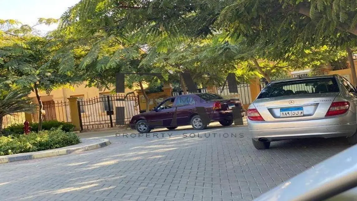 فيلات فاخرة للبيع في كمبوند بحي راق