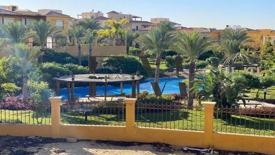 فيلات فاخرة للبيع في كمبوند بحي راق