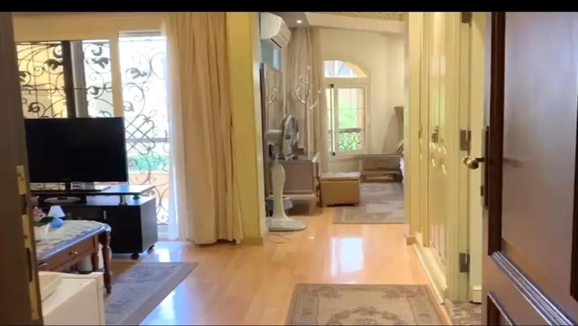 شقة فاخرة بمساحة واسعة مع حديقة خاصة
