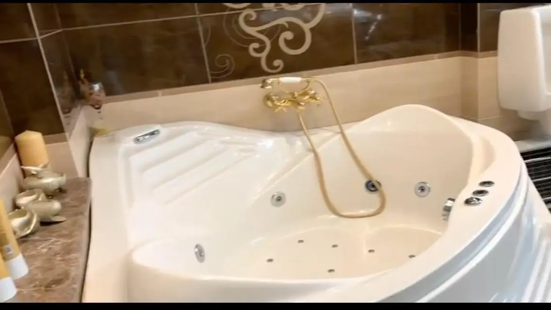 شقة فاخرة بمساحة واسعة مع حديقة خاصة