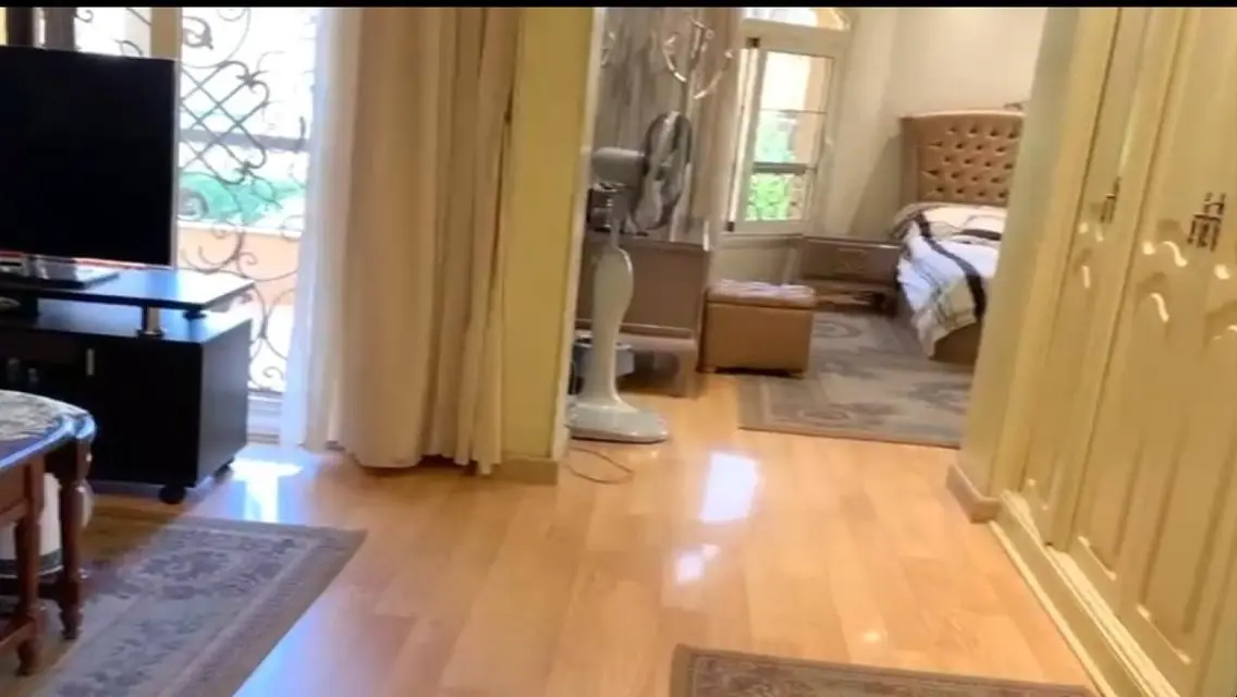 شقة فاخرة بمساحة واسعة مع حديقة خاصة