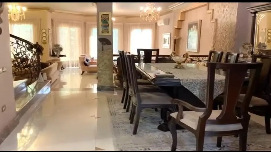 شقة فاخرة بمساحة واسعة مع حديقة خاصة