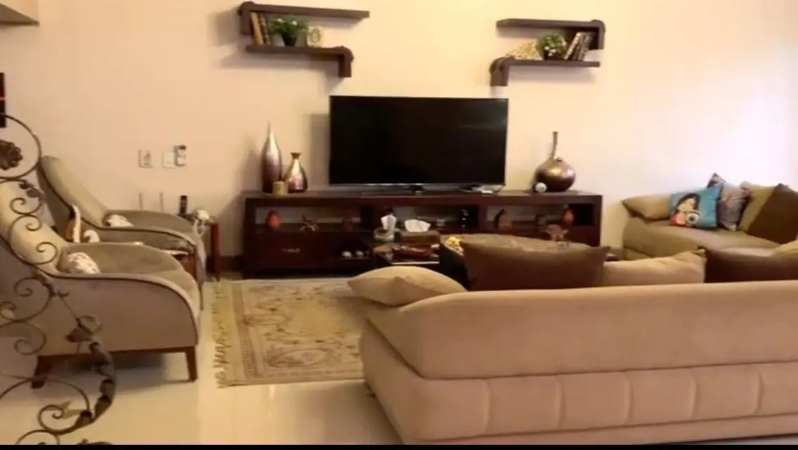 شقة فاخرة بمساحة واسعة مع حديقة خاصة