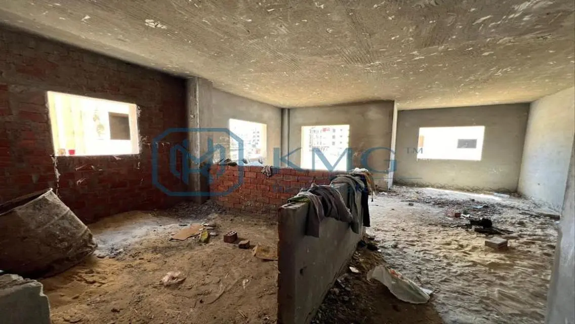 شقة مميزة بسعر 4,500,000 جنيه مع شرفة وحارس أمن