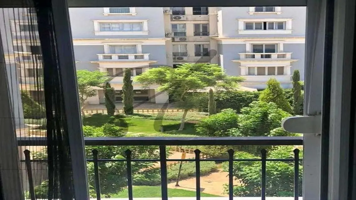 عقار فخم للبيع مع حديقة ومسبح خاص