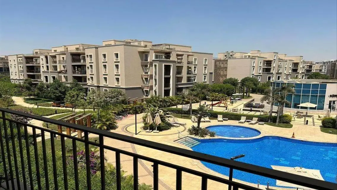 شقة فاخرة بمساحة واسعة للبيع