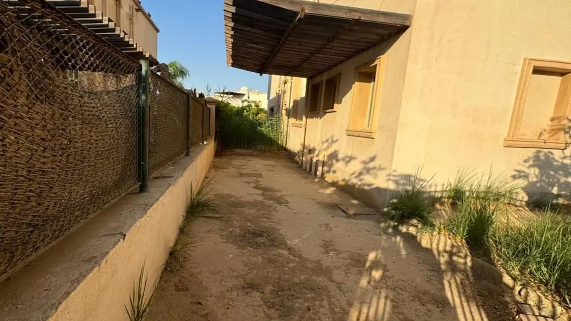 فيلا فاخرة للبيع بمساحة واسعة في موقع متميز