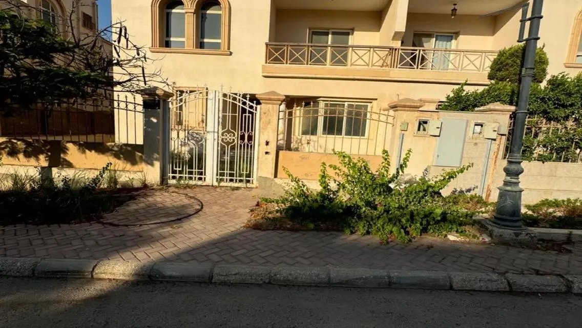 فيلا فاخرة للبيع بمساحة واسعة في موقع متميز