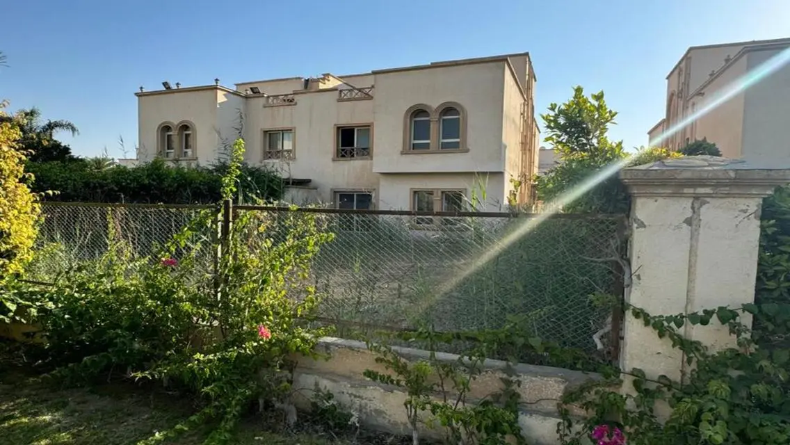 فيلا فاخرة للبيع بمساحة واسعة في موقع متميز