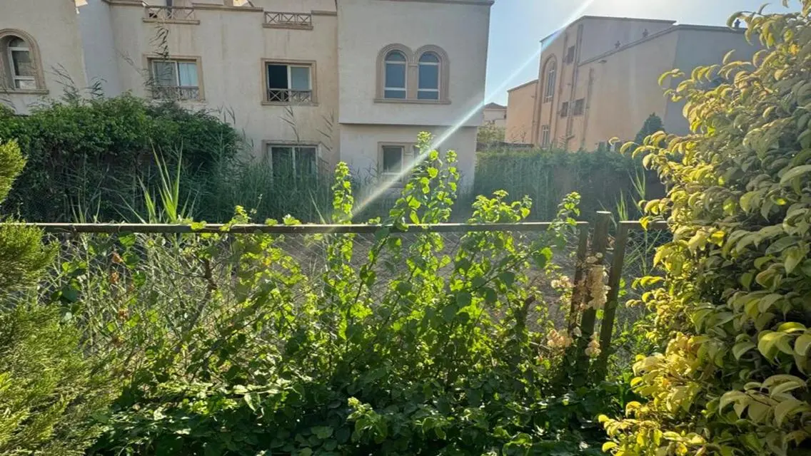 فيلا فاخرة للبيع بمساحة واسعة في موقع متميز