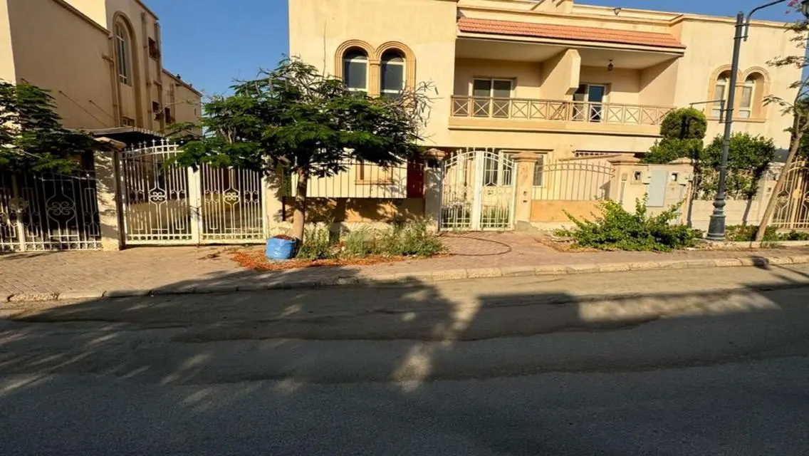 فيلا فاخرة للبيع بمساحة واسعة في موقع متميز