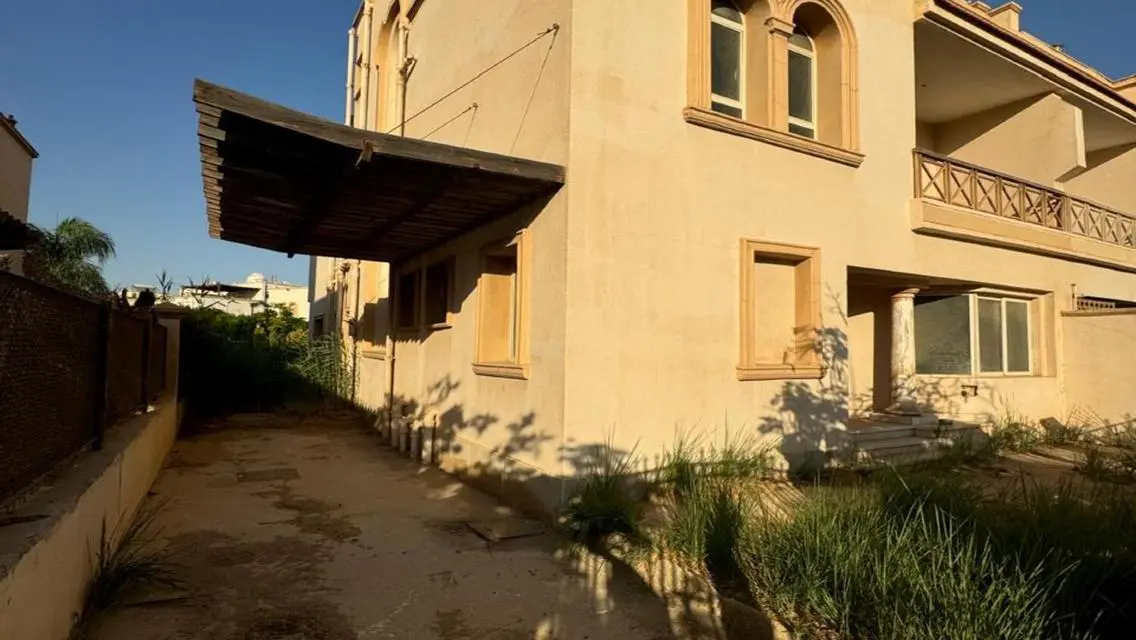 فيلا فاخرة للبيع بمساحة واسعة في موقع متميز
