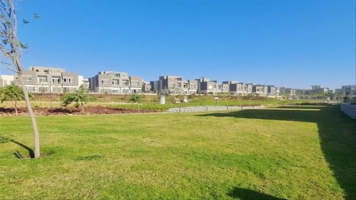 فيلا فاخرة مع حديقة خاصة ومسبح مشترك