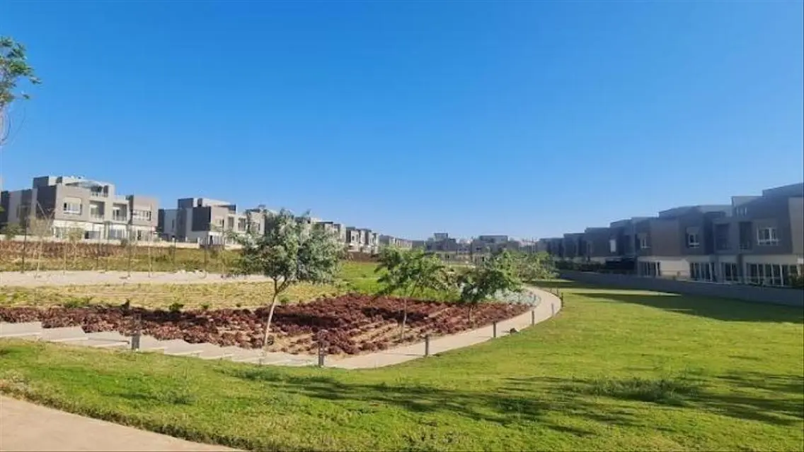 فيلا فاخرة مع حديقة خاصة ومسبح مشترك