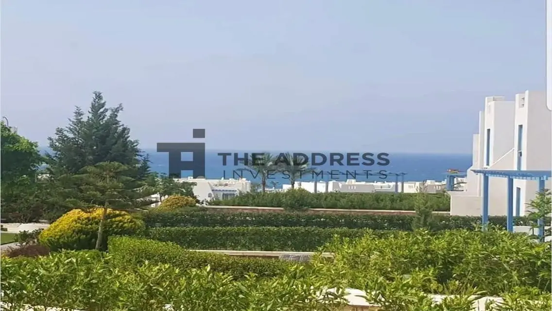 Luxury Villa Overlooking Lakes with Full Amenities