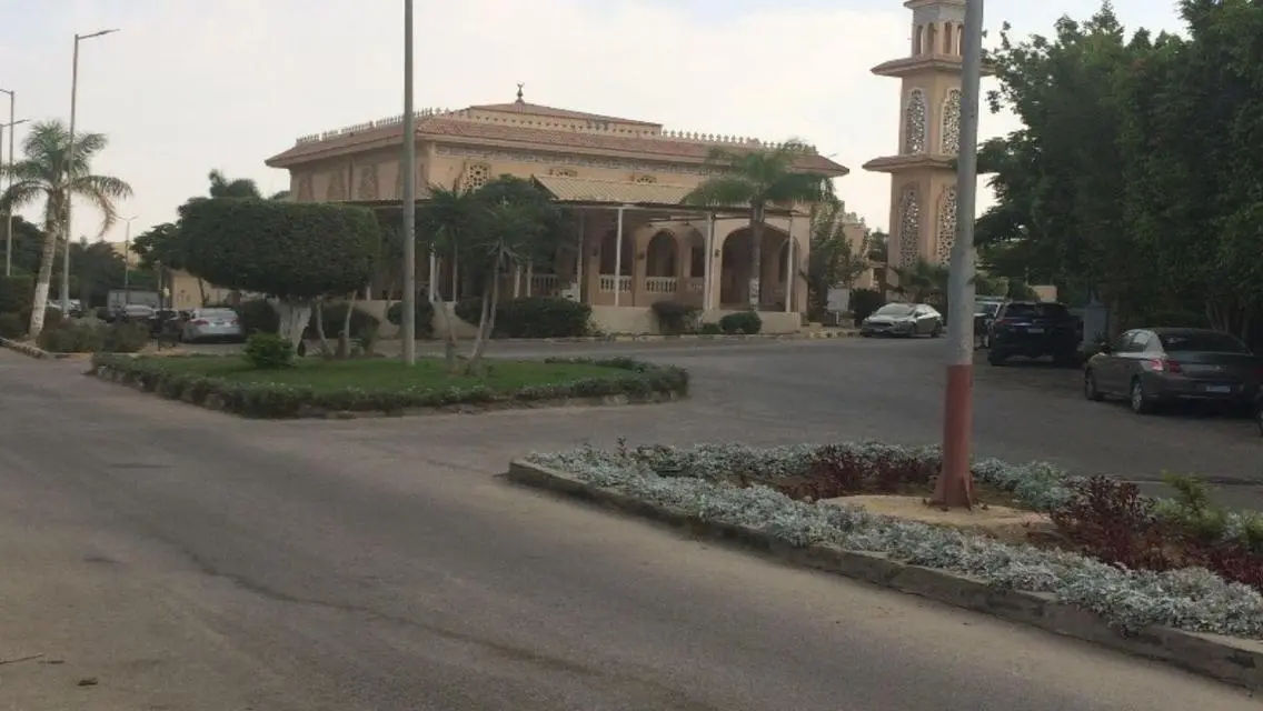 شقة فاخرة مع شرفة وحديقة خاصة في قلب المدينة