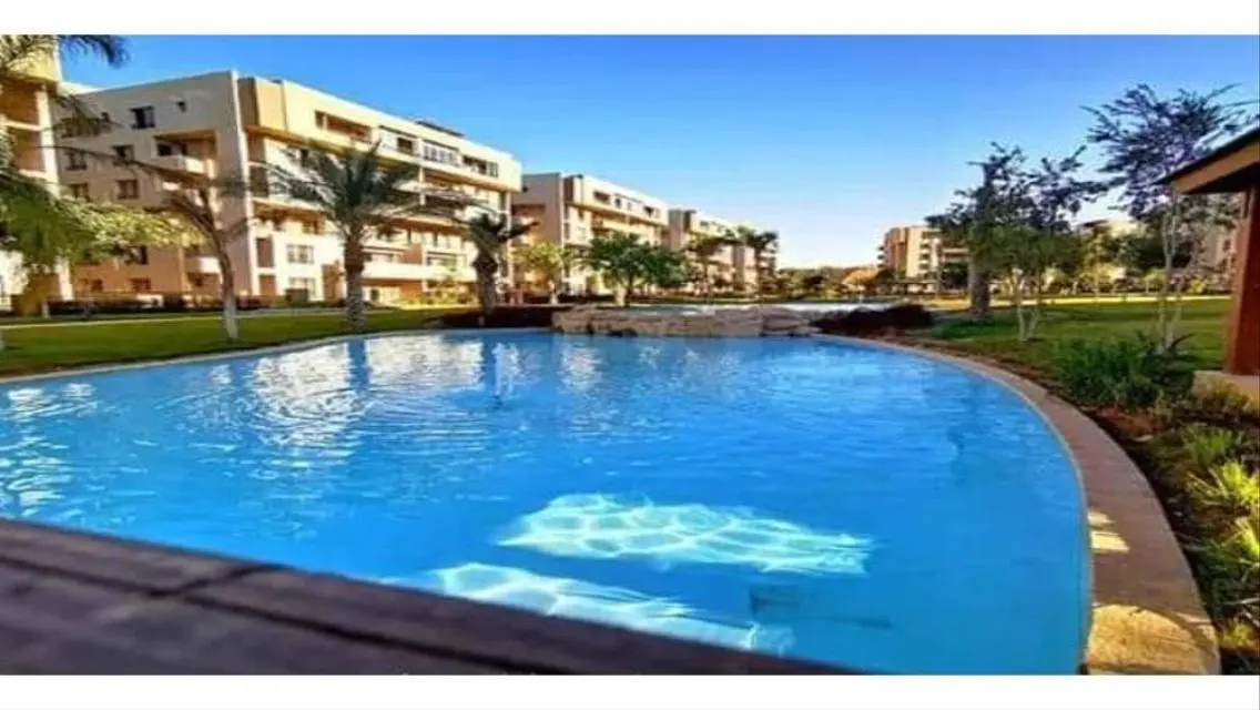 The Square - Luxury Apartment with Lakes View