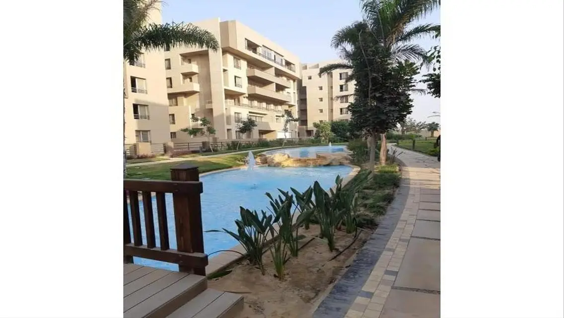 The Square - Luxury Apartment with Lakes View