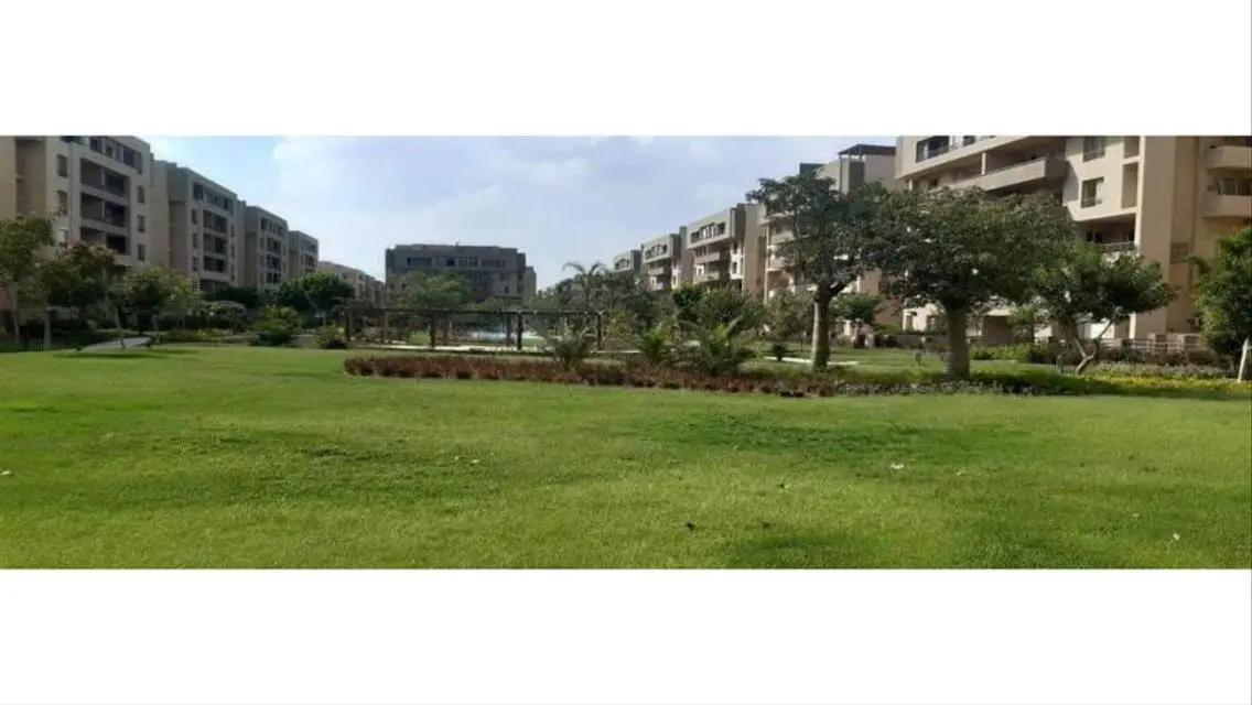 The Square - Luxury Apartment with Lakes View