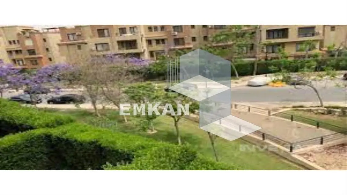 شقة فاخرة بمساحة شاسعة مع شرفة ومسبح مشترك