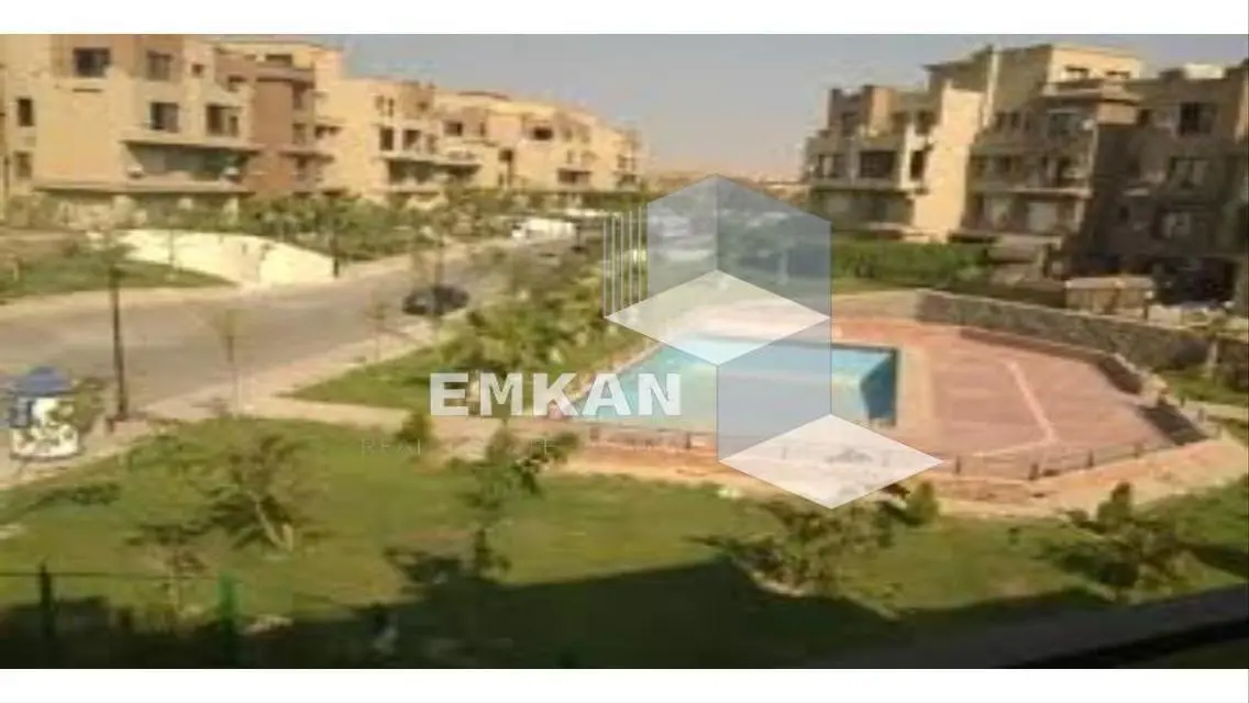 شقة فاخرة بمساحة شاسعة مع شرفة ومسبح مشترك