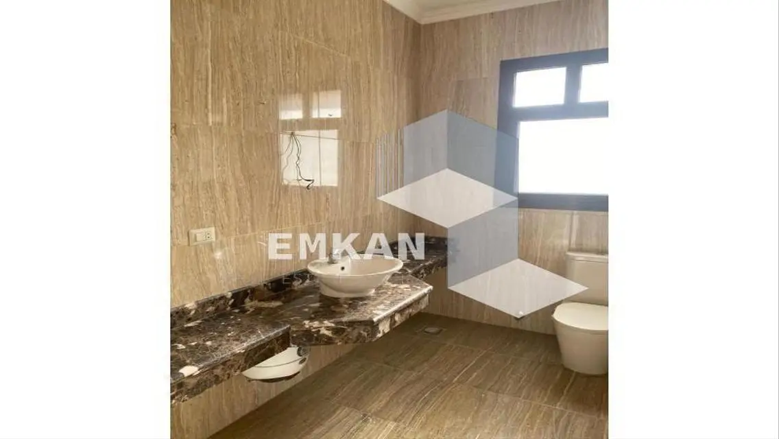 شقة فاخرة بمساحة شاسعة مع شرفة ومسبح مشترك