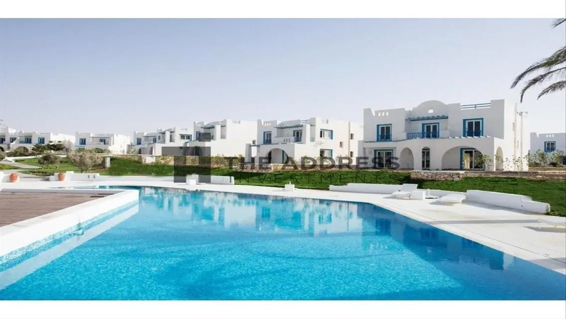 Stunning 3-Bedroom Villa Overlooking Lakes