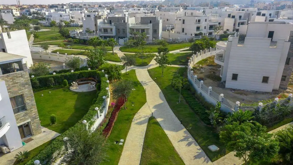 Luxurious Villa with Spacious Areas and Various Amenities