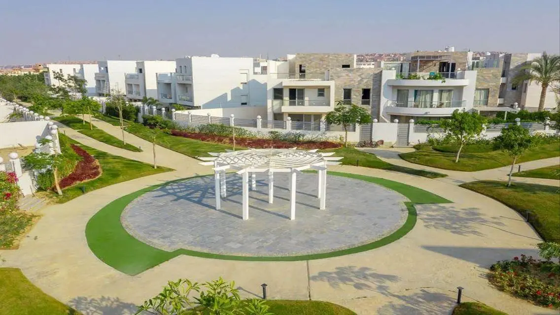 Luxurious Villa with Spacious Areas and Various Amenities
