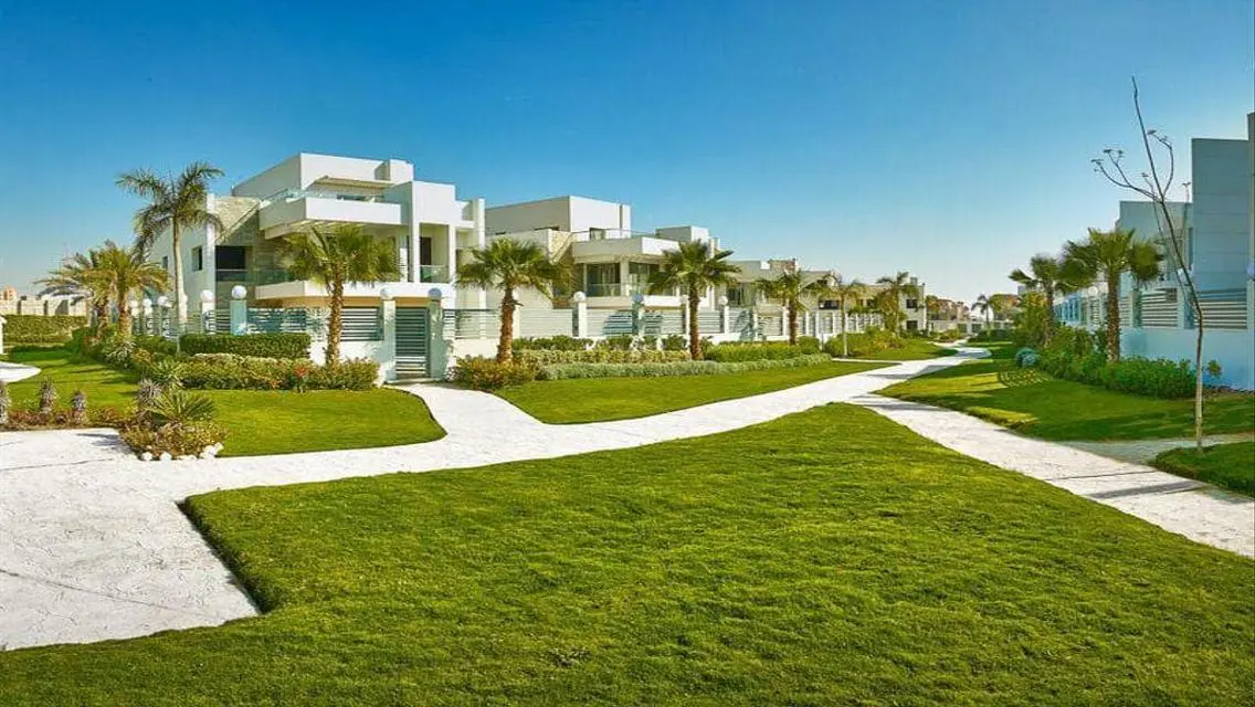 Luxurious Villa with Spacious Areas and Various Amenities