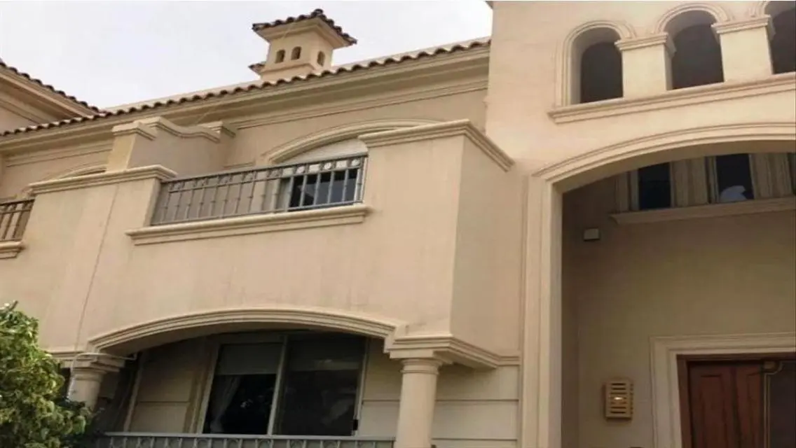 فيلا فاخرة بمساحة شاسعة مطلة على بحيرات