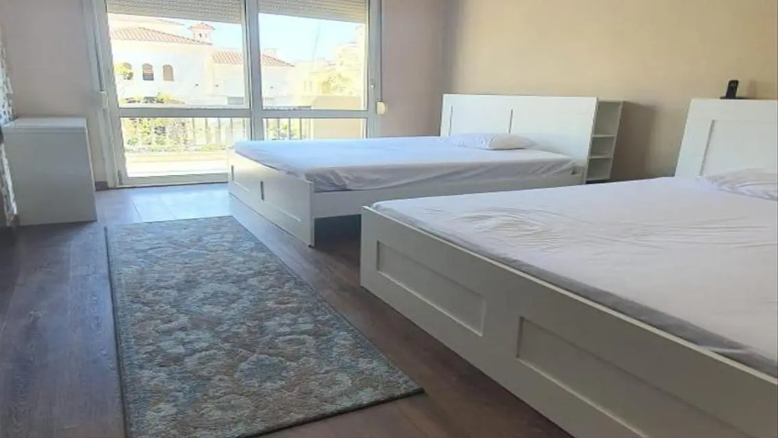 فيلا فاخرة بمساحة شاسعة مطلة على بحيرات
