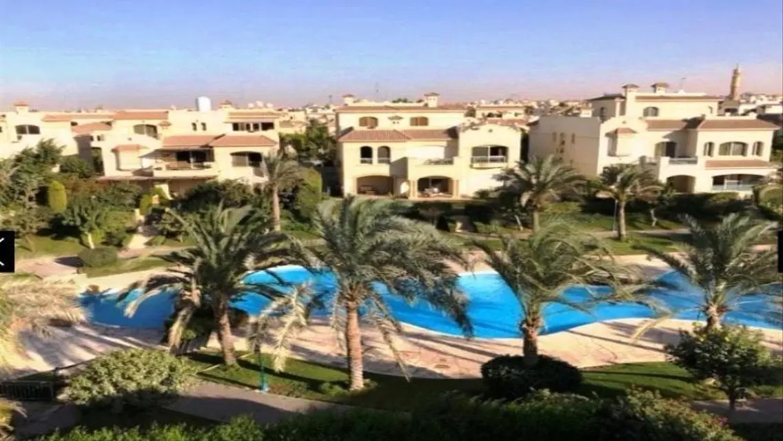 فيلا فاخرة بمساحة شاسعة مطلة على بحيرات