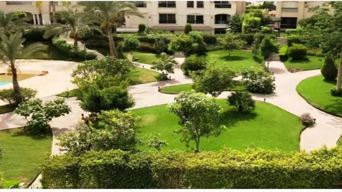 فيلا فاخرة بمساحة شاسعة مطلة على بحيرات