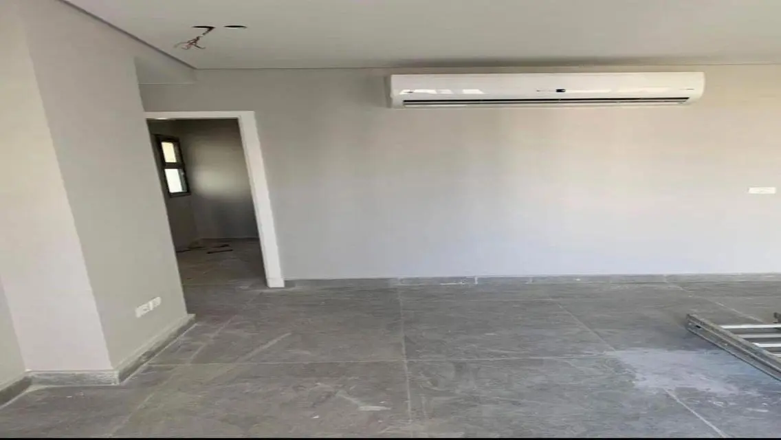 فيلا فاخرة للبيع مع مسبح خاص وحديقة