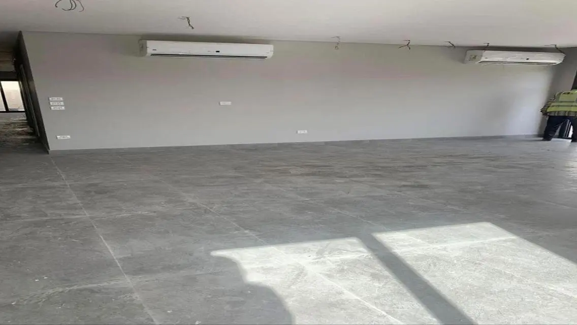 فيلا فاخرة للبيع مع مسبح خاص وحديقة