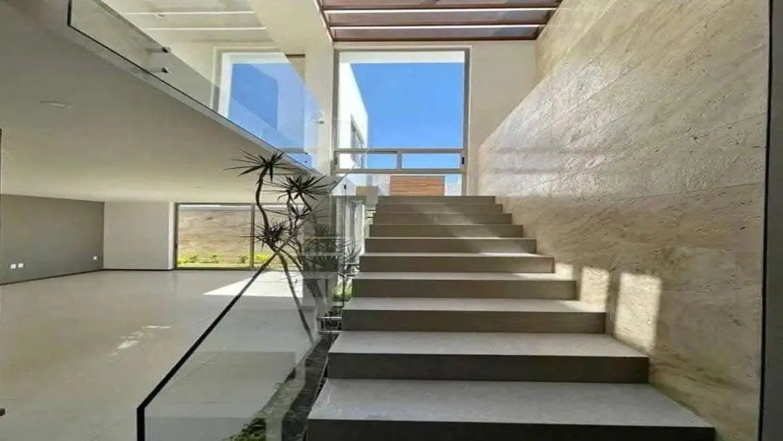 فيلا فاخرة للبيع مع مسبح خاص وحديقة