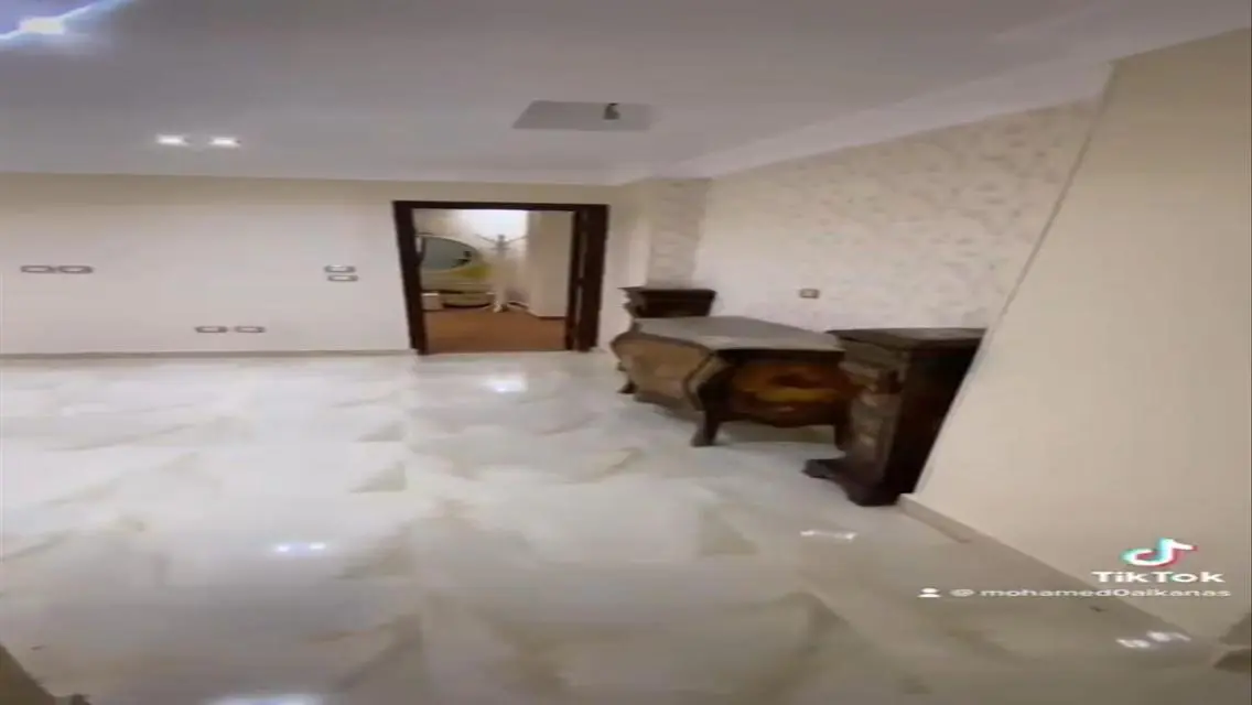 منزل فخم يتضمن غرفة خادمة وحديقة خاصة