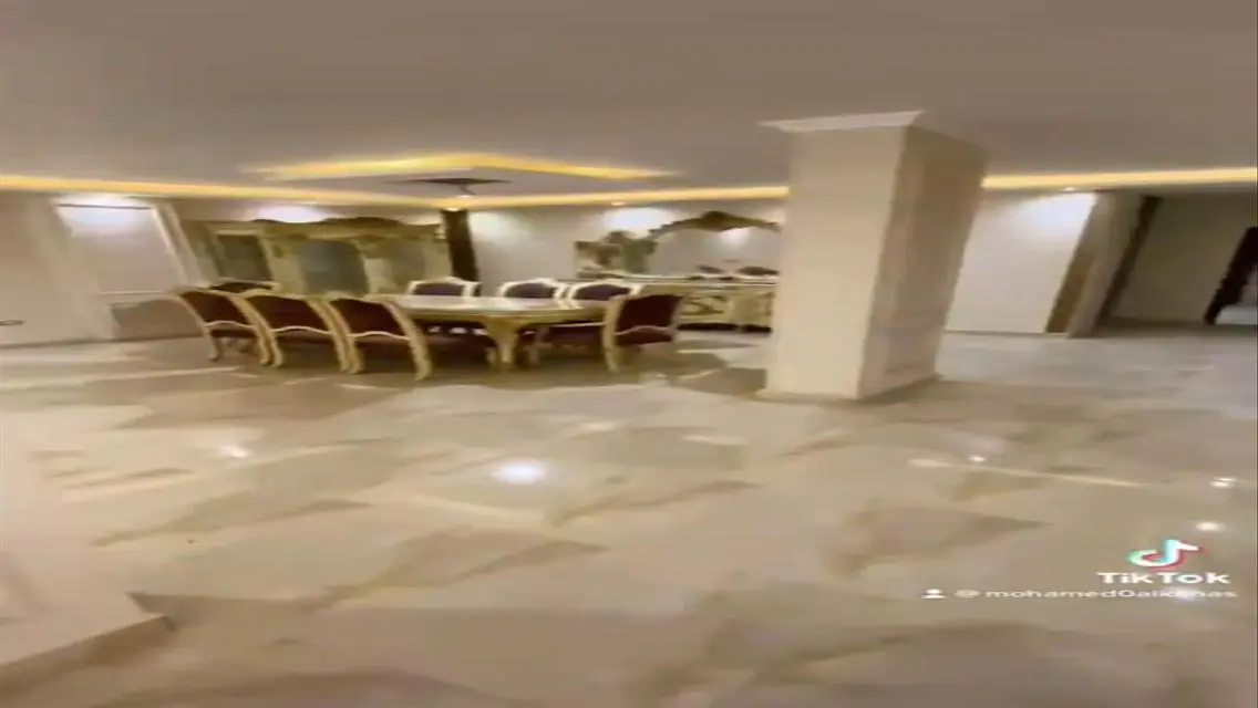 منزل فخم يتضمن غرفة خادمة وحديقة خاصة