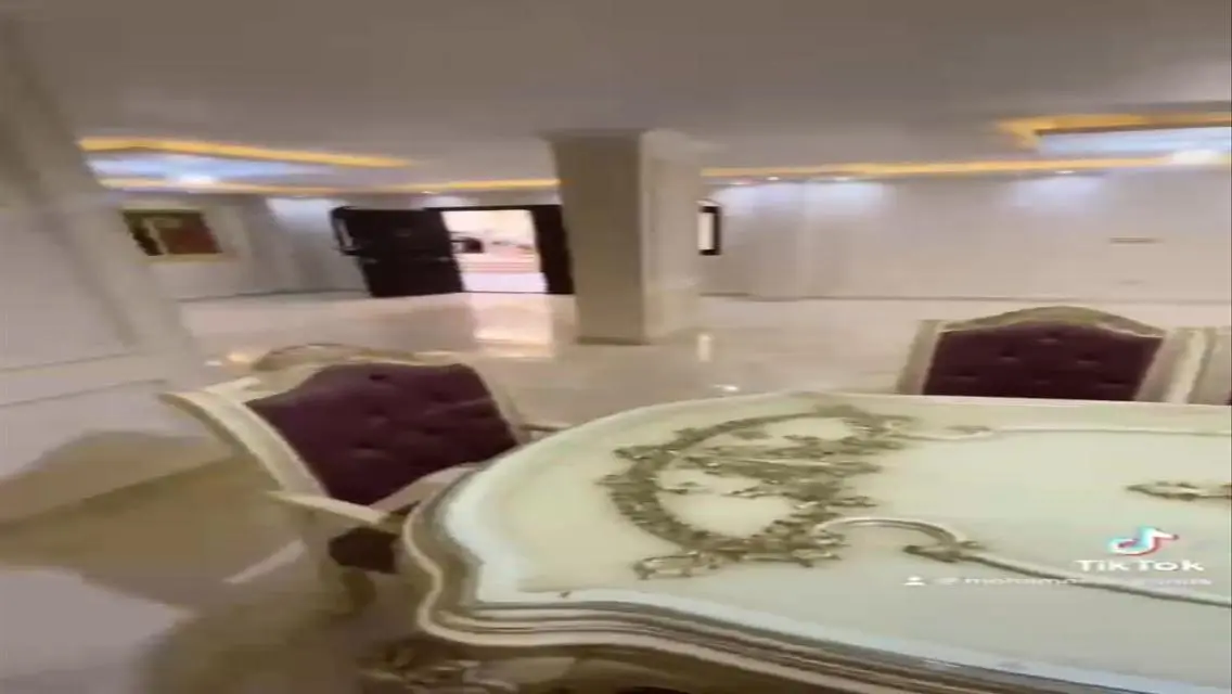 منزل فخم يتضمن غرفة خادمة وحديقة خاصة